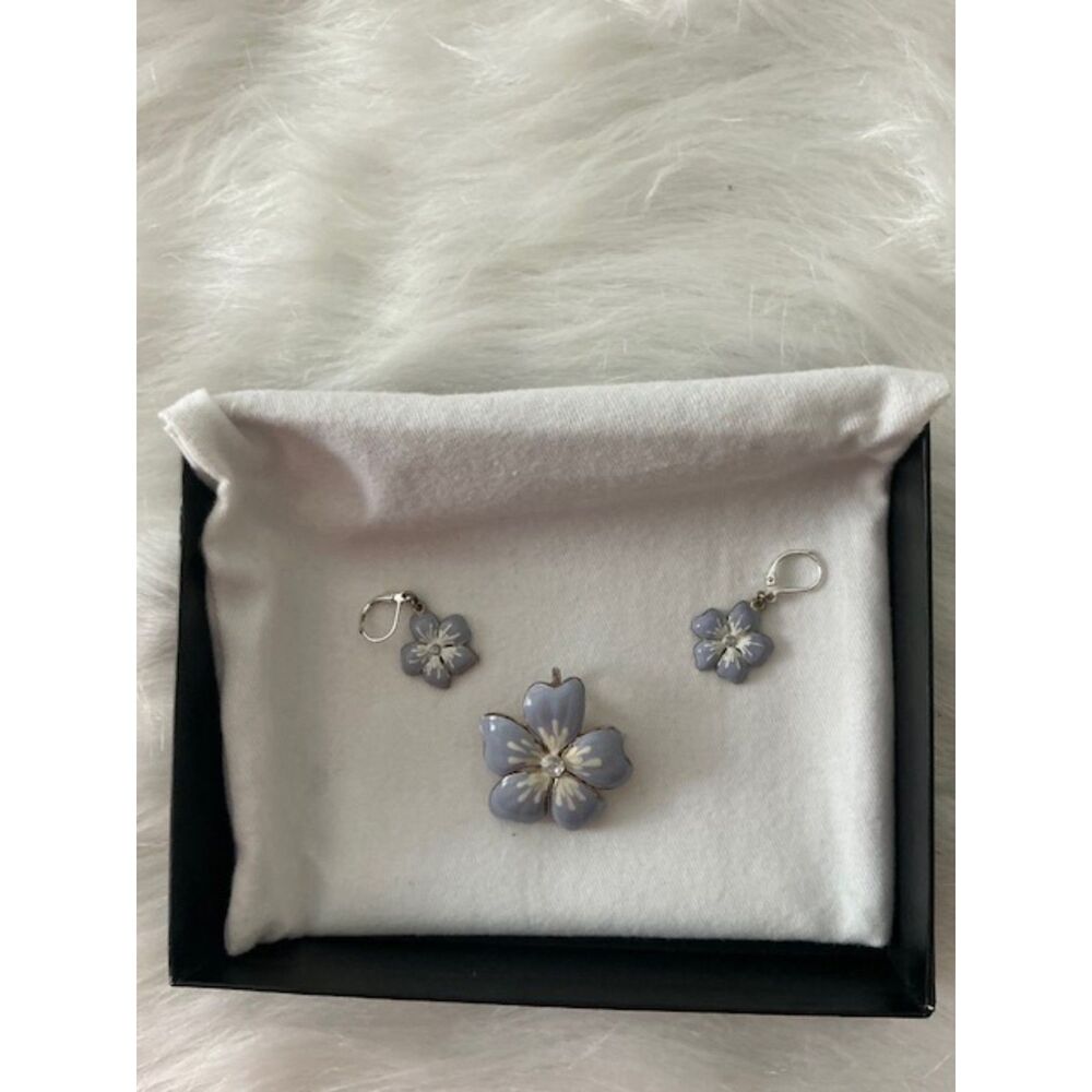 Baby Blue Floral Pendant and earrings Silver plated setting Rhinestone center - Picture 1 of 3